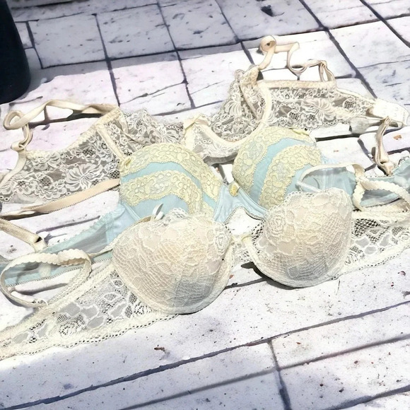 Lot of 3 vintage lace bras  34B - Picture 1 of 7